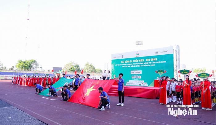 Nghi thức chào cờ Tổ quốc tại Lễ khai mạc. Ảnh: Đức Anh