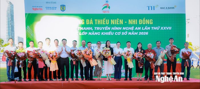 Các đồng chí Ủy viên Ban Chấp hành Đảng bộ tỉnh: Trần Minh Ngọc - Giám đốc Báo và phát thanh, truyền hình Nghệ An; Trần Thị Mỹ Hạnh - Giám đốc Sở Văn hóa, Thể thao và Du lịch tặng hoa cảm ơn nhà tài trợ, đơn vị đồng hành. Ảnh: Thành Duy