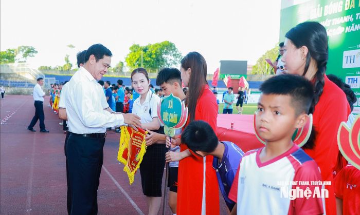 Chủ tịch UBND tỉnh Võ Trọng Hải trao Cờ lưu niệm cho các đội bóng. Ảnh: Thành Duy