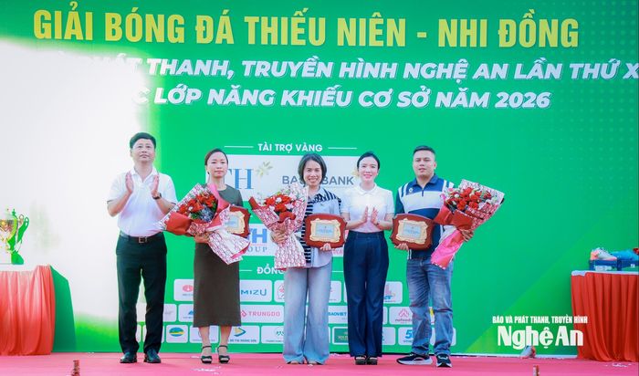 Các đồng chí Ủy viên Ban Chấp hành Đảng bộ tỉnh: Trần Minh Ngọc - Giám đốc Báo và phát thanh, truyền hình Nghệ An; Trần Thị Mỹ Hạnh - Giám đốc Sở Văn hóa, Thể thao và Du lịch trao biểu trưng và tặng hoa cảm ơn nhà tài trợ Vàng Ngân hàng Thương mại cổ phần Bắc Á và Tập đoàn TH; Nhà tài trợ Bạc gồm: Công ty Cổ phần TTH Group; Tập đoàn Thể thao Động Lực. Ảnh: Thành Duy