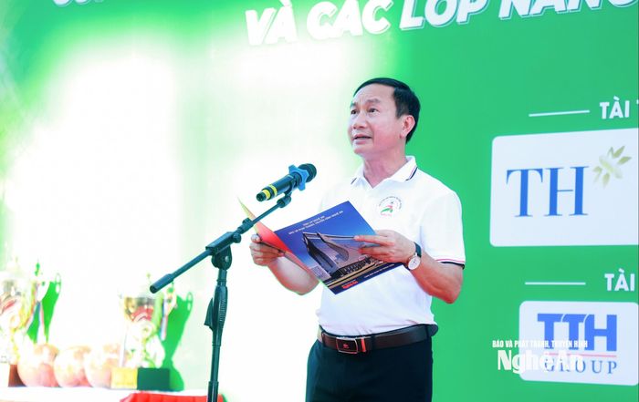 Nhà báo Trần Văn Hùng - Phó Giám đốc Báo và phát thanh, truyền hình Nghệ An, Phó trưởng Ban Tổ chức giải phát biểu khai mạc. Ảnh: Thành Duy