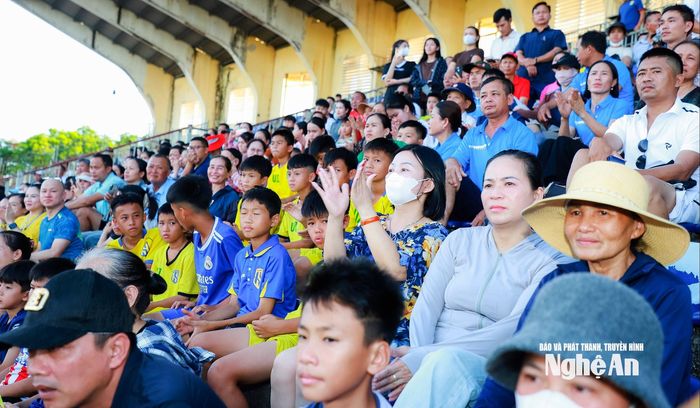 Đông đảo khán giả dự Lễ khai mạc. Ảnh: Thành Duy
