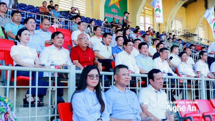 Chủ tịch UBND tỉnh Võ Trọng Hải và các đồng chí lãnh đạo tỉnh, các đại biểu và nhà tài trợ dự Lễ khai mạc. Ảnh: Thành Duy