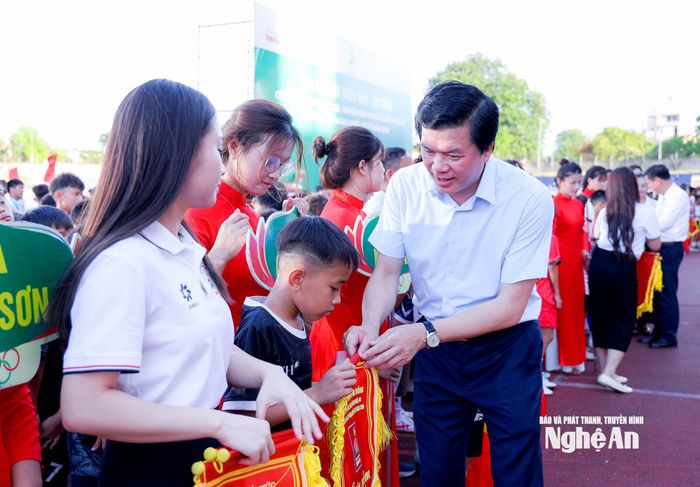 Phó Chủ tịch Thường trực Ủy ban MTTQ Việt Nam tỉnh Nguyễn Đình Hùng trao Cờ lưu niệm cho các đội bóng. Ảnh: Đức Anh