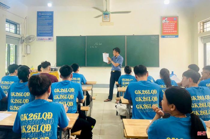 Giáo viên Trường THPT Lê Quý Đôn hướng dẫn học sinh ký cam kết.