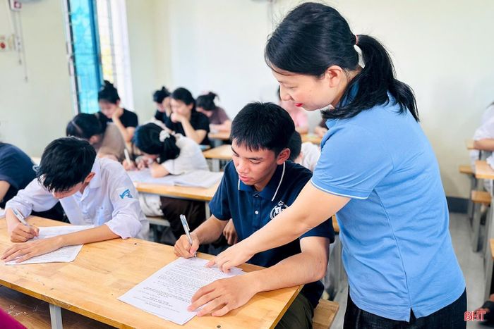 Cô Nguyễn Thị Hoa Lê - giáo viên chủ nhiệm lớp 12A7 Trường THPT Kỳ Anh tổ chức cho học sinh ký cam kết chấp hành các quy định về bảo vệ bí mật nhà nước liên quan đến kỳ thi.