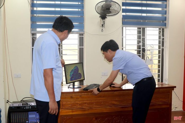 Cán bộ, giáo viên tại điểm thi Trường THPT Lý Tự Trọng kiểm tra cơ sở vật chất, trang thiết bị trước kỳ thi.