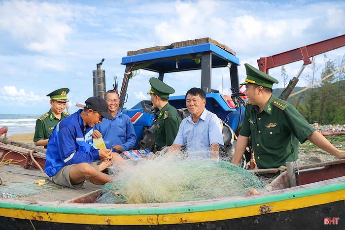 Tổ đồng quản lý nghề cá ven bờ số 17 (xã Kỳ Khang) đã phối hợp với chính quyền địa phương, lực lượng biên phòng tuyên truyền, ngăn chặn các hành vi khai thác tận diệt.