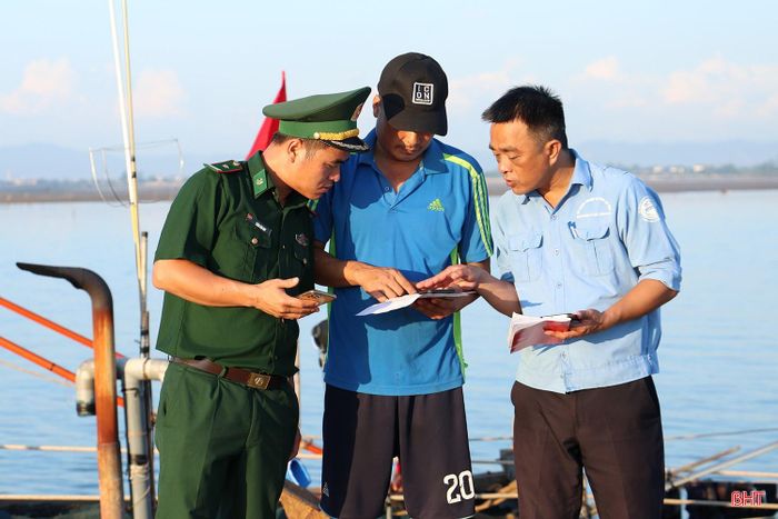 Ngư dân Hoàng Văn Viên - chủ tàu cá TH-92148-TS khai báo trên hệ thống eCDT.