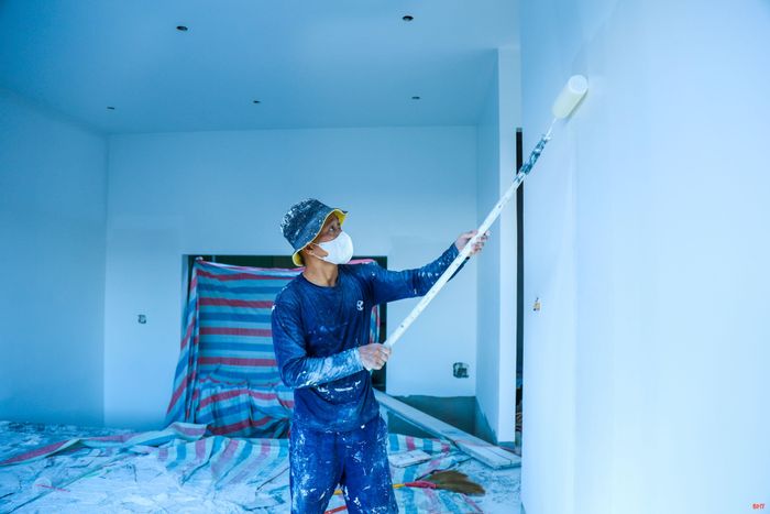 Không chỉ bụi bặm, nắng nóng, người thợ sơn còn thường xuyên tiếp xúc với hóa chất trong các thùng sơn.