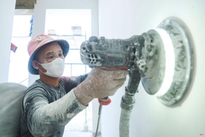 Anh Quảng thực hiện công đoạn chà nhám, công đoạn khiến nhiều thợ sơn e ngại nhất.