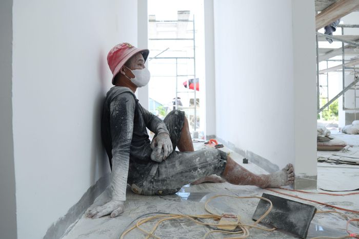 Giây phút nghỉ ngơi hiếm hoi của người thợ sơn.