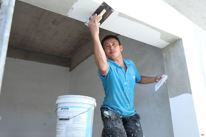 Những người thợ sơn như những chú ong chăm chỉ, mưu sinh bằng chính sức lao động của mình.