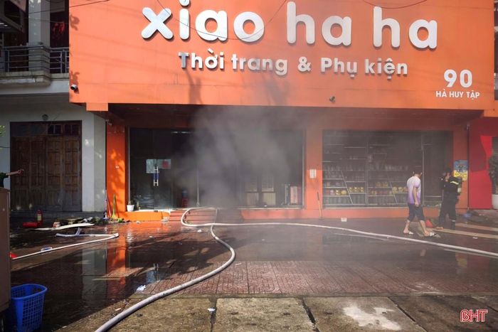 Khoảng 7h40' ngày 8/6, khi nhân viên cửa hàng Xiao ha ha tại số 90 đường Hà Huy Tập, phường Thành Sen, tỉnh Hà Tĩnh tới mở khóa đã phát hiện bên trong cửa hàng xảy ra hỏa hoạn nên hô hoán.