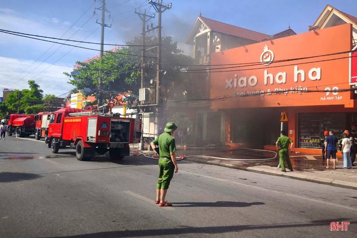 Lúc này, người dân xung quanh đã dùng bình cứu hỏa, nước hỗ trợ dập lửa, đồng thời thông báo cho lực lượng chức năng. Tiếp nhận tin báo, Phòng Cảnh sát PCCC&CNCH Công an tỉnh Hà Tĩnh nhanh chóng huy động nhiều xe chuyên dụng cùng các cán bộ, chiến sĩ tới hiện trường.