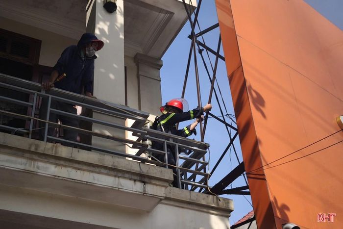 Tới khoảng 8h30' cùng ngày, đám cháy cơ bản được khống chế.