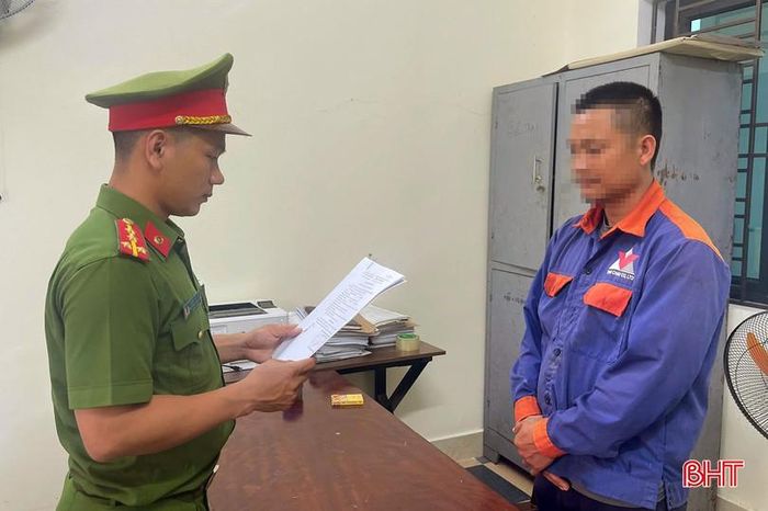 Cơ quan CSĐT Công an tỉnh Hà Tĩnh tống đạt quyết định khởi tố bị can đối với Nguyễn Duy Thành.