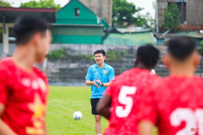 Kết thúc vòng 21, Hồng Lĩnh Hà Tĩnh chia tay ông Nguyễn Công Mạnh, đưa ông Phan Như Thuật lên làm HLV trưởng.
