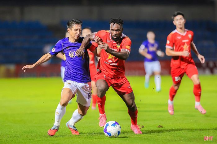 Hồng Lĩnh Hà Tĩnh đánh bại Hà Nội FC ở vòng 9 với tỷ số 2-1.