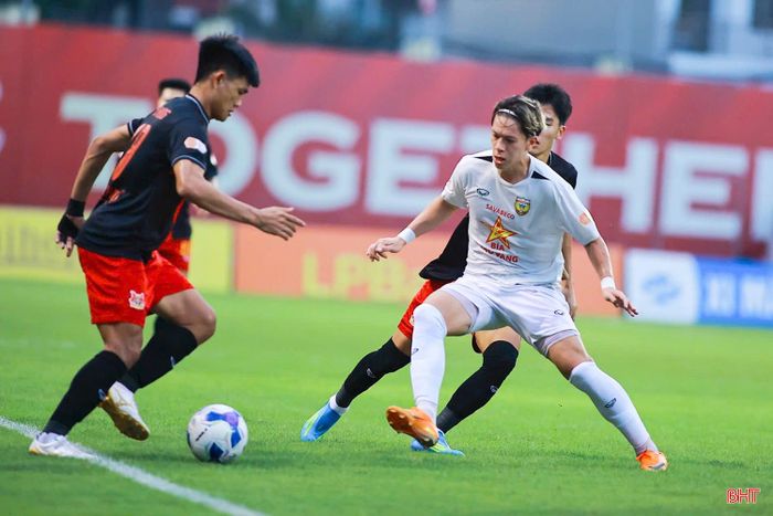 Hồng Lĩnh Hà Tĩnh (áo trắng) thất bại 0-3 trước Ninh Bình FC ở vòng 26.