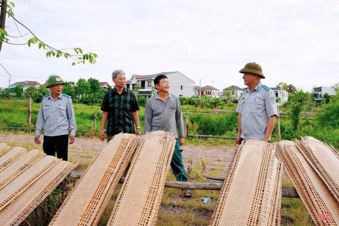 Người dân nghiêm túc chấp hành, chủ động di dời các vật dụng, cọc và giàn phơi ra khỏi khu vực vỉa hè. Ảnh: Đình Việt.