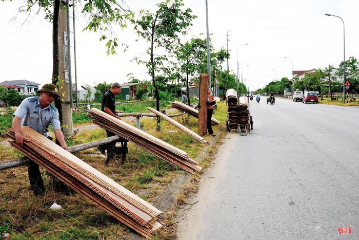  Chính quyền địa phương trực tiếp kiểm tra, vận động các hộ dân dẹp bỏ các cọc tre, rào chắn. Ảnh: Đình Việt. 