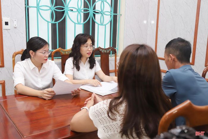 Thẩm phán Lê Thanh Huyền tham gia hòa giải - đối thoại trong vụ án hôn nhân gia đình.