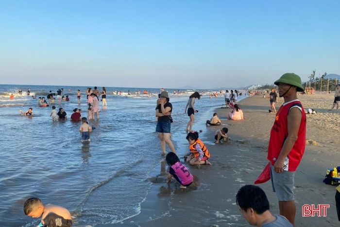 Ông Đậu Minh Thường - Tổ trưởng Tổ cứu hộ, cứu nạn Trung tâm Dịch vụ tổng hợp xã Tiên Điền, tỉnh Hà Tĩnh luôn chăm chú quan sát từng du khách tắm biển.