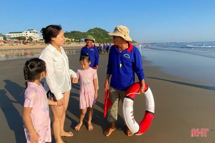 Chị Tô Thị Thu Thủy - du khách TP Hồ Chí Minh yên tâm khi lực lượng cứu hộ, cứu nạn luôn có mặt để nhắc nhở du khách thực hiện các biện pháp an toàn khi tắm biển.