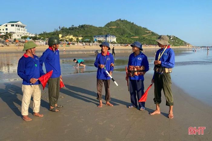 Các thành viên Đội cứu hộ, cứu nạn thuộc Trung tâm Dịch vụ tổng hợp xã Thiên Cầm trao đổi với nhau để việc cứu hộ, cứu nạn đạt kết quả tốt nhất.