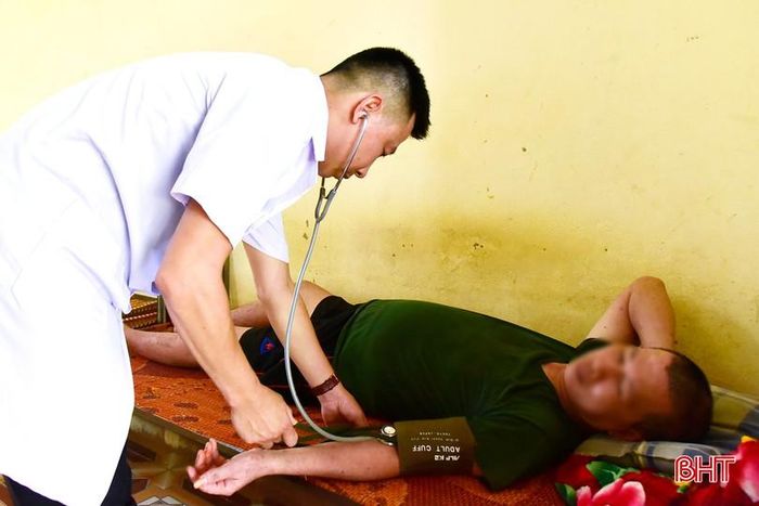 Y, bác sỹ thường xuyên thăm khám, kiểm tra sức khỏe cho đối tượng tâm thần.
