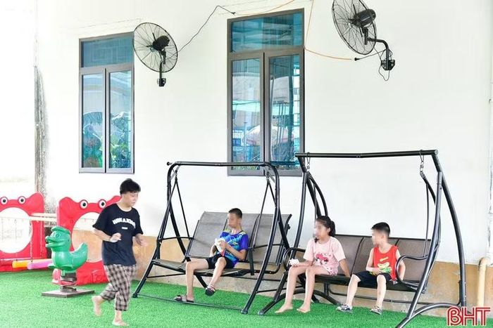 Khu vực vui chơi được Làng Trẻ em mồ côi Hà Tĩnh bố trí lắp đặt quạt mát.
