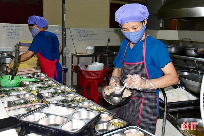 Các bữa ăn cho các đối tượng được chế biến bảo đảm dinh dưỡng và vệ sinh an toàn thực phẩm để nâng cao sức đề kháng cho người cao tuổi.