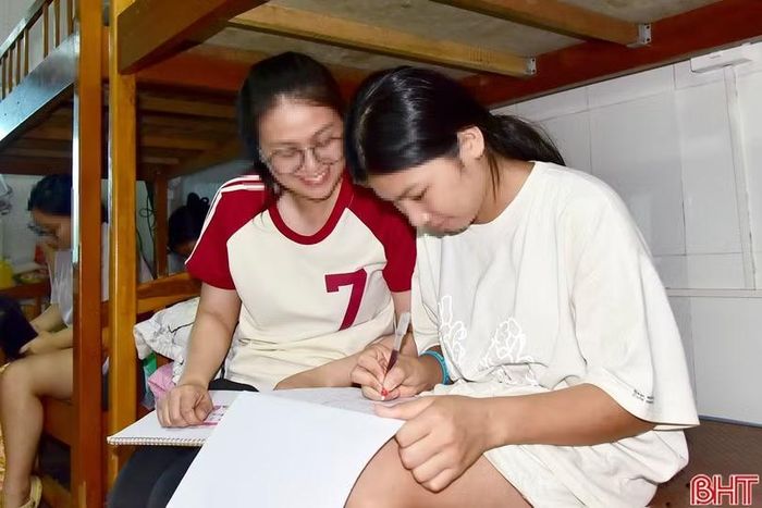 Các phòng ở tại Làng Trẻ em mồ côi Hà Tĩnh được lắp đặt hệ thống điều hòa và mỗi giường ngủ 1 quạt mát.