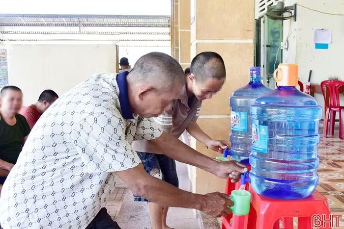 Cơ sở quản lý, nuôi dưỡng đối tượng tâm thần (Bệnh viện Sức khỏe tâm thần Hà Tĩnh) tăng cường quạt mát và nước uống cho đối tượng tâm thần trong những ngày nắng nóng.