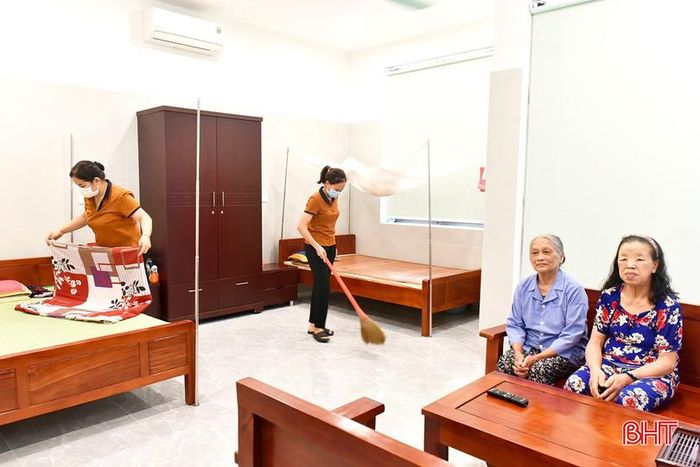 Nhân viên Trung tâm Điều dưỡng người có công và Bảo trợ xã hội tỉnh thường xuyên vệ sinh phòng ở sạch sẽ.
