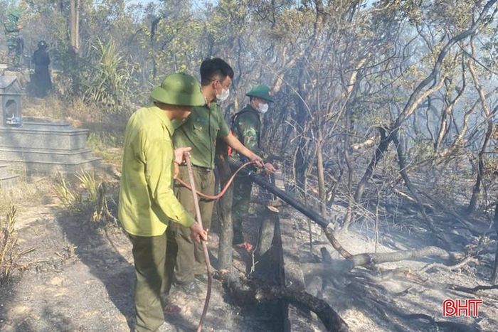 Nhờ triển khai linh hoạt, kịp thời các giải pháp, sau khoảng 40 phút, đám cháy được khống chế. Nguyên nhân vụ cháy đang được các cơ quan chức năng tiếp tục điều tra làm rõ.