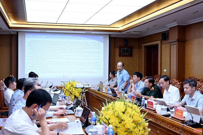 Đại diện lãnh đạo Sở Xây dựng báo cáo về việc điều chỉnh Quy hoạch chung Khu kinh tế Vũng Áng, tỉnh Hà Tĩnh đến năm 2050.