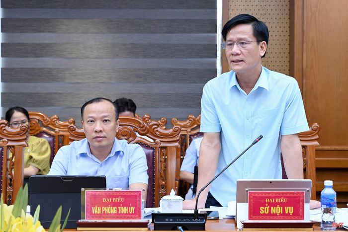 Giám đốc Sở Nội vụ Trịnh Văn Ngọc báo cáo phương án tổng thể sắp xếp, tổ chức lại thôn, tổ dân phố.
