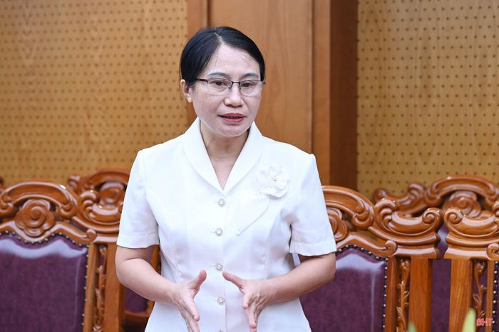 Trưởng ban Pháp chế HĐND tỉnh Nguyễn Thị Nhuần phát biểu ý kiến tại cuộc họp.