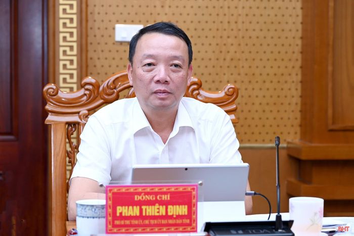 Đồng chí Phan Thiên Định - Phó Bí thư Tỉnh ủy, Chủ tịch UBND tỉnh phát biểu ý kiến tại cuộc họp.