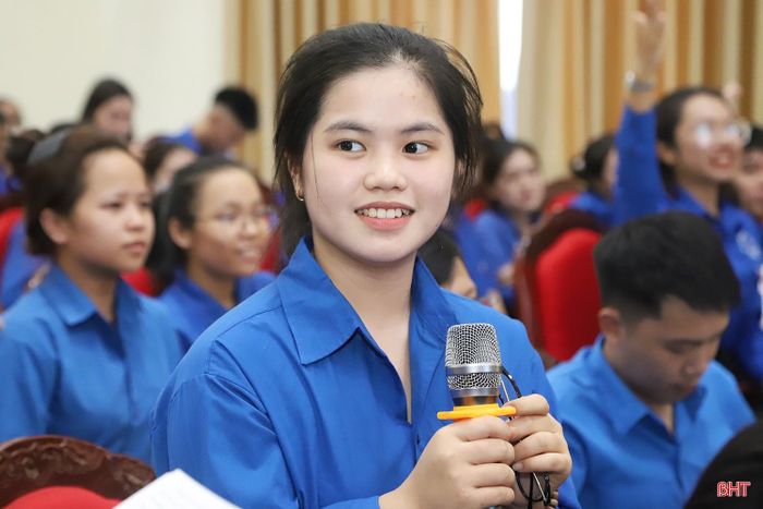 Các bạn đoàn viên thanh niên tham gia trả lời các câu hỏi liên quan đến tội phạm trên không gian mạng.