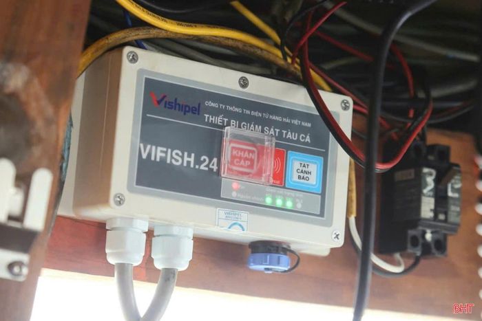 Lực lượng chức năng kiểm tra, hướng dẫn ngư dân lắp đặt, sử dụng thiết bị giám sát hành trình.