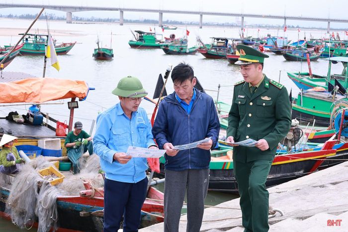 Cán bộ Đồn Biên phòng Thiên Cầm và Cảng cá Cửa Nhượng tuyên truyền cho ngư dân về việc chấp hành các quy định trong khai thác hải sản trên biển.