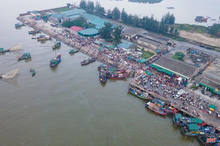 Toàn cảnh cảng cá Cửa Sót (xã Lộc Hà).