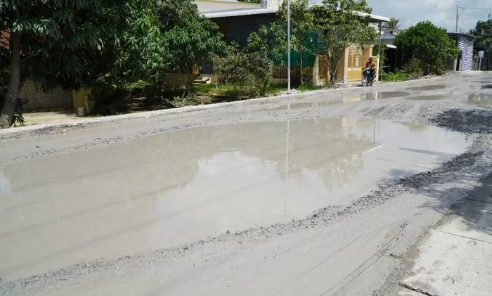 Hố to bùn lầy trên Quốc lộ 30 đoạn qua ấp Gò Da, xã Tân Hồng. (Ảnh: Nhựt An/TTXVN)