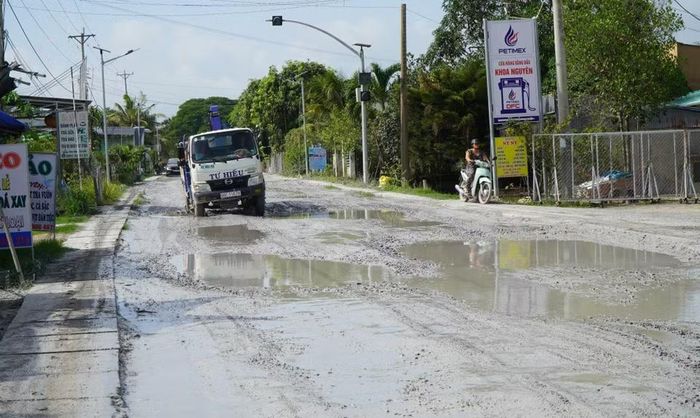 Đoạn quốc lộ 30 qua ấp Gò Da đang hư hỏng nhưng mật độ xe lưu thông rất đông vì kết nối với Cửa khẩu quốc tế Dinh Bà, sang tỉnh Prey Veng (Campuchia). (Ảnh: Nhựt An/TTXVN)