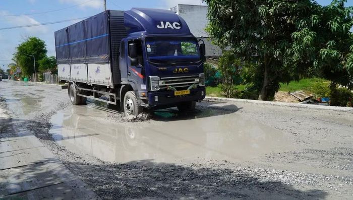 Quốc lộ 30 đoạn qua địa bàn ấp Gò Da, xã Tân Hồng (tỉnh Đồng Tháp) bị hư hỏng nghiêm trọng. (Ảnh: Nhựt An/TTXVN)