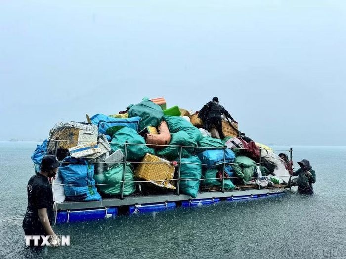 Sinh viên Trường Đại học Miền Đông, tỉnh Đồng Nai tổ chức thu gom rác thải tại các bãi biển Côn Đảo. (Ảnh: TTXVN phát)