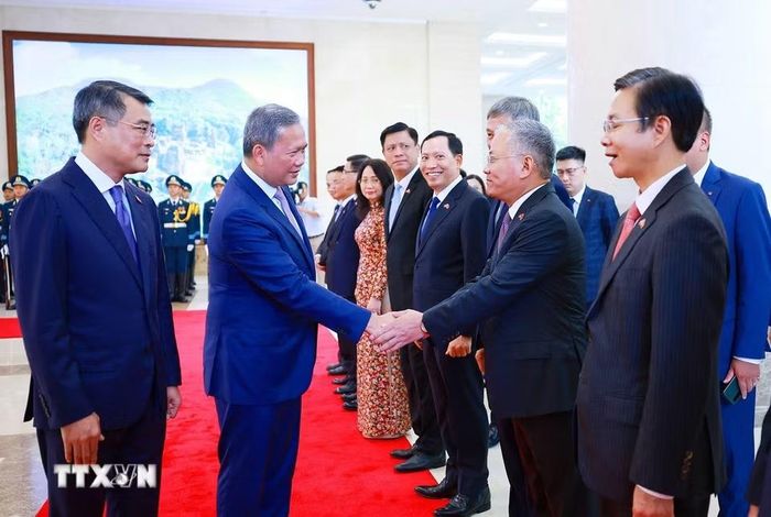 Thủ tướng Lê Minh Hưng giới thiệu với Thủ tướng Campuchia Hun Manet thành viên đoàn Việt Nam tham dự lễ đón. (Ảnh: Dương Giang/TTXVN)